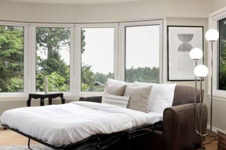 Large 3BR House w Free Parking in North Vancouver in North Vancouver, Canada