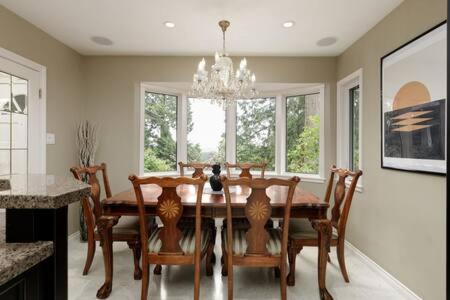 Large 3BR House w Free Parking in North Vancouver in North Vancouver, Canada