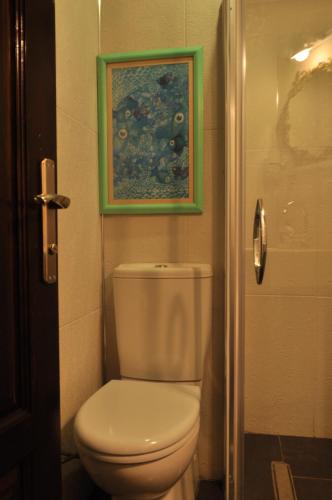 Standard Twin Room image 6