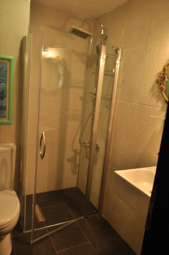 Standard Twin Room image 8