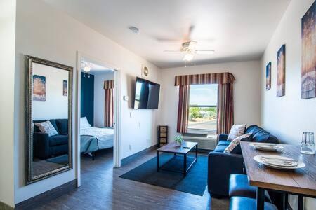 Vistas 201- Modern Sierra Vista 1bd great location - main image