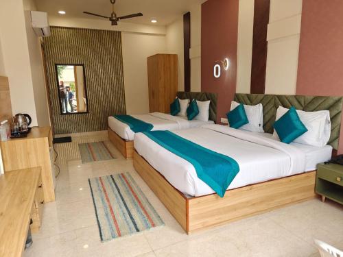 Deluxe Family Room image 3