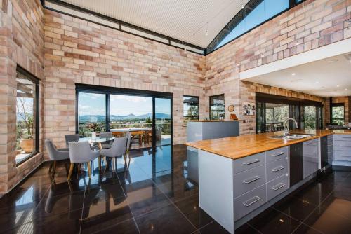 'Tyalla Lodge' Unique Luxe Design in the Mountains