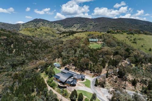 'Tyalla Lodge' Unique Luxe Design in the Mountains