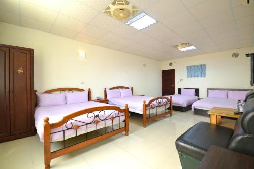 3 double beds, 1 twin bed