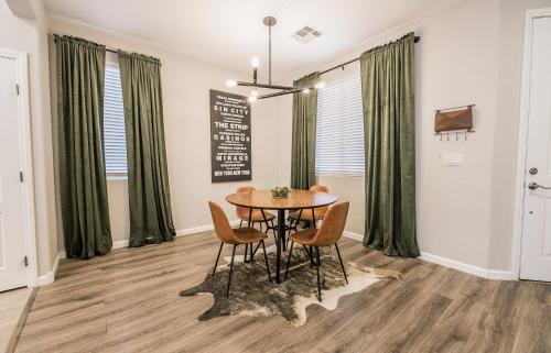 Vegas-Style Desert Luxury: Themed Bedrooms, Game Room, Fire Pit & Jacuzzi. Only 20 min to the Strip!