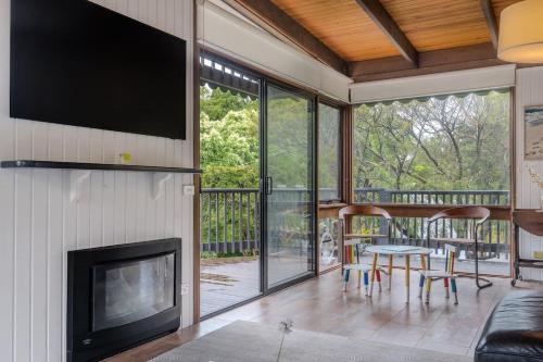 'The Glass Treehouse' Magnificent Beachside Getaway