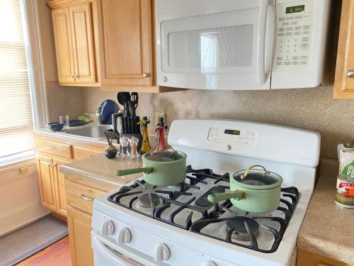 Cozy apartment with city skyline. Easy commute midtown Manhattan. 2