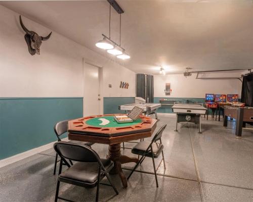 Vegas-Style Desert Luxury: Themed Bedrooms, Game Room, Fire Pit & Jacuzzi. Only 20 min to the Strip!