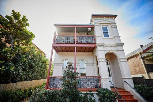 Courtyard Esperanza - Sunny Heritage Chic - image 8