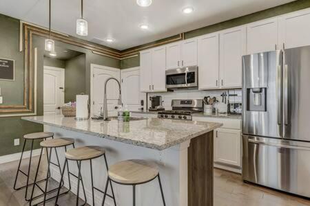 Spacious-King-SmartTVs-Kitchen-SelfEntry-Townhome in Pikeview, USA