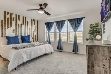 Spacious-King-SmartTVs-Kitchen-SelfEntry-Townhome in Pikeview, USA