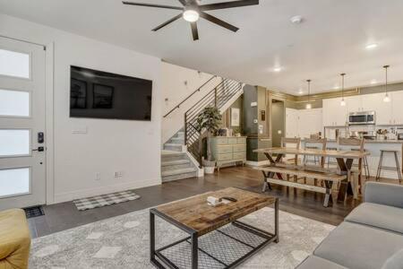 Spacious-King-SmartTVs-Kitchen-SelfEntry-Townhome in Pikeview, USA