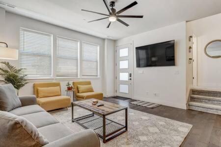 Spacious-King-SmartTVs-Kitchen-SelfEntry-Townhome in Pikeview, USA