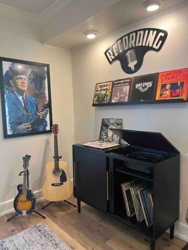 Blue Moon Cottage - Music Room, Inground Pool in Owensboro, USA