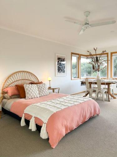 Stylish, Sunlit and Close to Airport & Hobart CBD