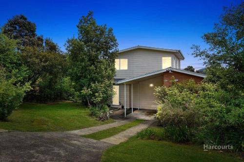 Stylish, Sunlit and Close to Airport & Hobart CBD