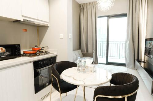 Cozy Living in Business Bay Near Metro Dubai - Burj Khalifa View - Ezytrac Vacation Homes - main image