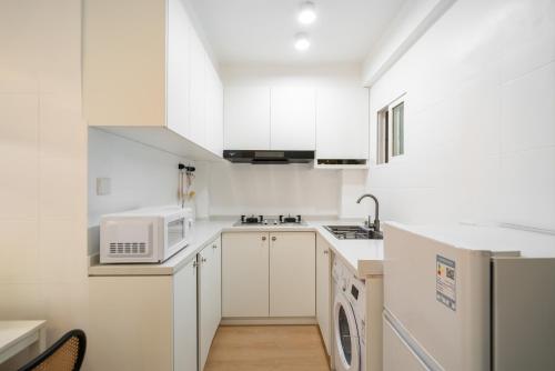 Shanghai Downtown Yidu Apartment - 150m walk from Exit 5 of Jiashan Road Metro Station