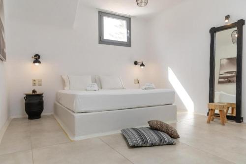 1 queen bed, 3 sofa beds