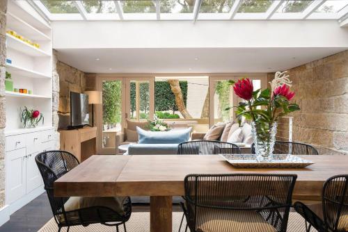 Elegant Paddington Sandstone Cottage with Parking - image 11