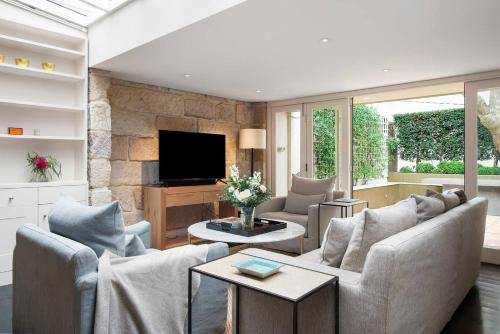 Elegant Paddington Sandstone Cottage with Parking - image 2
