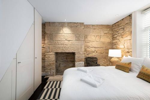 Elegant Paddington Sandstone Cottage with Parking - image 5