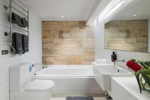 Elegant Paddington Sandstone Cottage with Parking - image 11