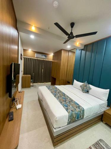 1 king bed, 1 sofa bed