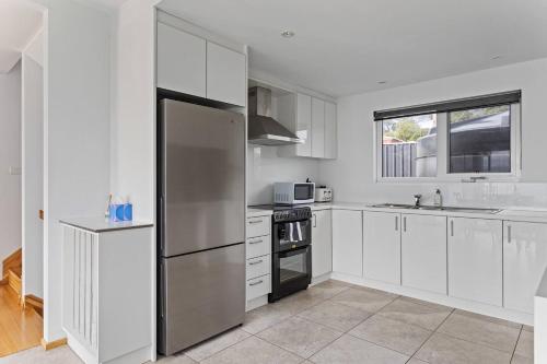 Létesítmények, 'Syrrah Serenity' Beachfront Bliss at Opossum Bay in Sandford