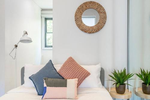 Centrally Located Pyrmont Paradise with Patio - image 2