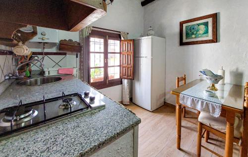 virtuve, 1 Bedroom Cozy Home In Benalaureia in Benalauria