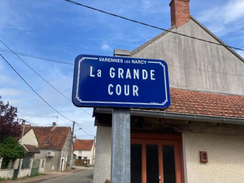 Skats, Logis côté Cour (Logis cote Cour) in Varennes-les-Narcy