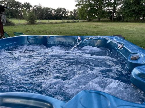 Pezsgőfürdő, Chateau du Grand Lucay in Agonges