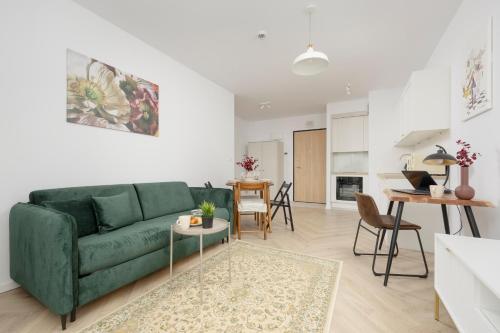Modern Apartment with Balcony near Aleje Jerozolimskie by Noclegi Renters, Varsovie