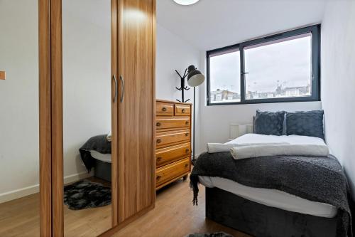 Kensington 3 bedroom flat close2subway - image 6