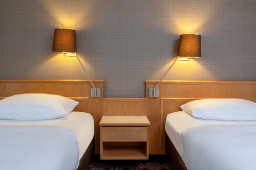 Classic Twin Room image 4