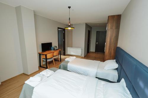 3 twin beds