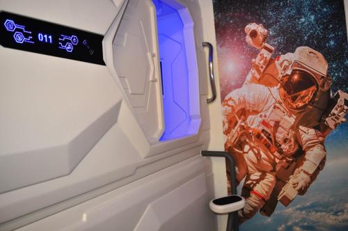 Cosmos Capsule Hub London, Лондон (фото 9)