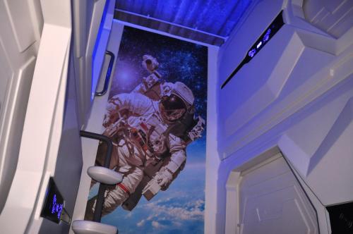 Cosmos Capsule Hub London, Лондон (фото 10)