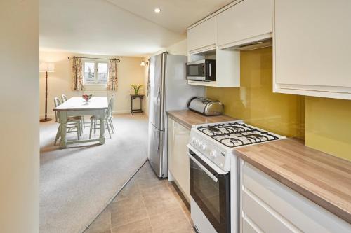 厨房, Valley View Farm Holiday Cottages in 老比兰德