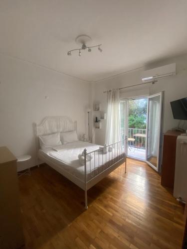 Modern, ideally located studio apartment, Афины