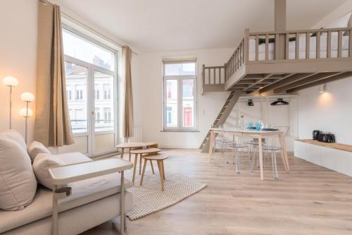 Spacious and bright studio in the center. 4