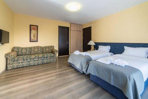 3 twin beds
