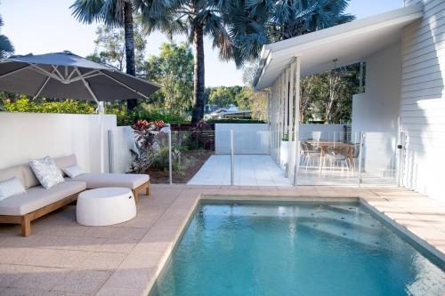 Cove House - Coastal Convenience by the Pool