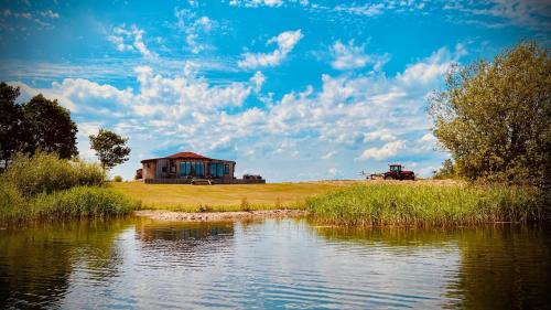 The Angel - Luxury Lakeside Lodge, Nottinghamshire