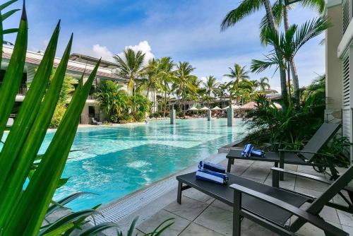'Aqua Oasis' Swim-out Resort Sanctuary