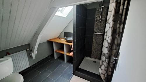 3 chambres dans typique longère en pierre bretonne