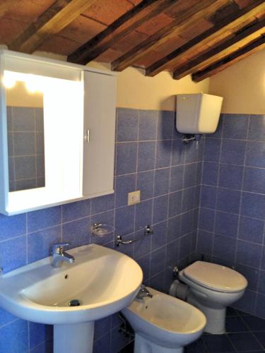 Single Room with Private Bathroom image 2