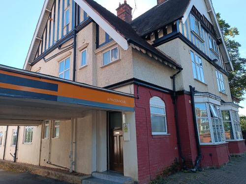 Train station studios /Parking Train station studios /Parking